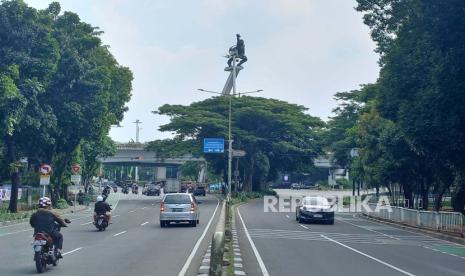 Sejumlah kendaraan melintas di Jalan Dr Soepomo, Tebet, Jakarta Selatan, Senin (8/4/2024) siang. Ruas jalan yang biasanya menjadi salah satu sumber kemacetan itu kini terlihat lengang. 