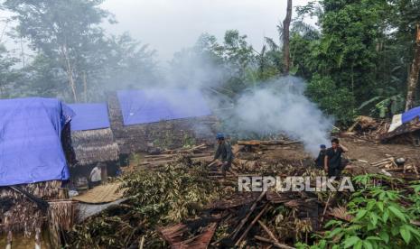 Warga Suku Badui mencari barang dari sisa puing-puing rumahnya yang rusak akibat angin puting beliung di Kampung Lebak Menteng, Lebak, Banten, Kamis (26/9/2024). BPBD Kabupaten Lebak mencatat bencana angin puting beliung yang terjadi selama satu jam pada Rabu (25/9/2024) pukul 15.00 WIB mengakibatkan sebanyak tujuh rumah rusak, tiga di antaranya rusak berat, dan empat lumbung rusak akibat tertimpa pohon durian. 