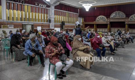 Sejumlah calon jamaah haji berada di area observasi usai menjalani vaksinasi Covid-19 dosis ketiga (booster) di Masjid Pusdai, Kota Bandung, Selasa (8/2/2022). Sebanyak 1.500 calon jamaah haji asal Kota Bandung menjalani vaksinasi Covid-19 dosis ketiga (booster) sebagai persiapan dan prasyarat keberangkatan ibadah haji ke Arab Saudi. Kemenag Mataram Minta Calon Haji Vaksinasi Booster