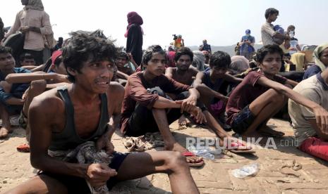 Pengungsi Rohingya berkumpul di Teknaf dekat Cox