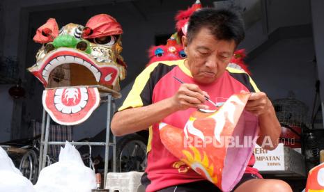 Perajin Barongsai Dimas Sandi Ironi alias Liem Hauw Sian menyelesaikan pembuatan Barongsai di rumahnya, Magelang, Jawa Tengah Selasa (25/1/2022). Dimas merupakan satu-satunya perajin sekaligus pelestari kesenian Barongsai berketurunan Tionghoa di Magelang yang karyanya tidak diperjualbelikan secara komersil melainkan hanya dijual untuk kepentingan pentas kelompok seni Barongsai. 