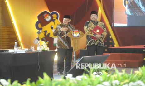 Gubernur dan Wakil Gubernur terpilih Daerah Khusus Jakarta Pramono Anung-Rano Karno menyampaikan sambutan saat Rapat Pleno Terbuka Penetapan Pasangan Calon Terpilih Pemilihan Gubernur dan Wakil Gubernur Provinsi Daerah Khusus Jakarta Pemilihan Tahun 2024 di Jakarta, Kamis (9/1/2025). Komisi Pemilihan Umum (KPU) Jakarta menetapkan pasangan Pramono Anung-Rano Karno sebagai Gubernur dan Wakil Gubernur terpilih Daerah Khusus Jakarta dengan memperoleh 2.183.239 suara atau 50,07 persen dari total suara sah.