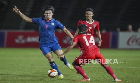 Bek timnas Thailand U-22 Jonathan Khemde (kiri) di final SEA Games 2023 kontra timnas Indonesia U-22, Selasa (16/5/2023).