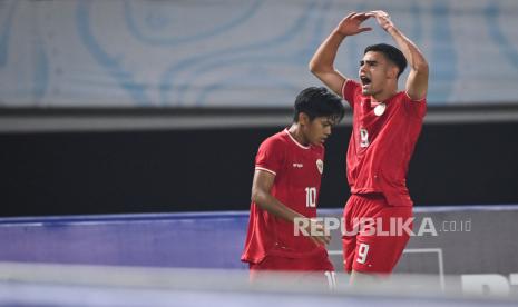 Penyerang timnas Indonesia U-20 Jens Raven (kanan).