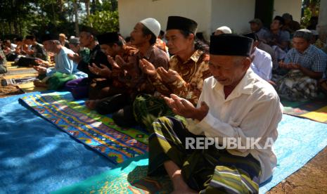 Warga berdoa bersama usai sholat.