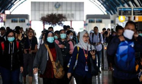 Ilustrasi pekerja menuju tempat kerja ditengah wabah Corona (Foto: Kompas)