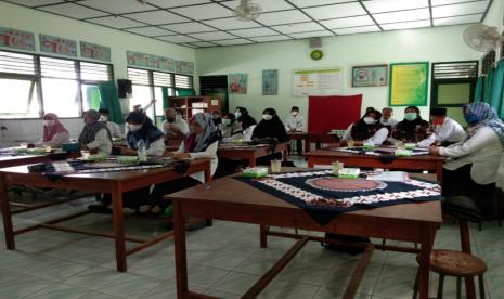 Guru Bahasa Inggris MTsN 9 Bantul Tingkatkan Kompetensi