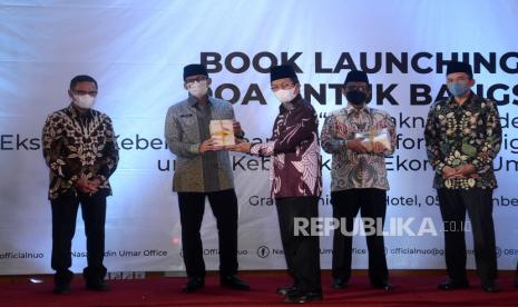 Founder Nasaruddin Umar Office (UNO) yang juga Imam Besar Masjid Istiqlal KH Nasaruddin Umar menyerahkan bukunya kepada Menparekraf Sandiaga Uno saat Peluncuran Buku dan Doa Bersama untuk Bangsa di Jakarta, Jumat (5/11). Kegiatan ini dimaksudkan sebagai doa dan upaya mendokumentasikan secara utuh segenap karya dan pemikiran Imam Besar Masjid Istiqlal sekaligus juga peganugrahan MURI kepada  KH Nasaruddin Umar sebagai penulis kolom terbanyak secara berkesinambungan.Prayogi/Republika