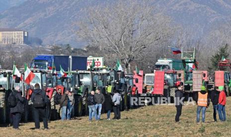 Petani Italia melakukan protes di Turin, Italia, (5/2/2024). 