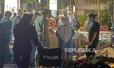 Suasana tenda darurat yang dibangun di halaman RS Unair  Surabaya, Jawa Timur, Jumat (22/3/2024). Pihak rumah sakit mengevakuasi sejumlah pasien ke luar gedung setelah terjadinya gempa bumi susulan yang berpusat 130 kilometer timur laut Kabupaten Tuban, Jawa Timur dan berdampak di Surabaya.