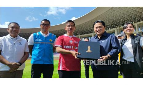 Erick Thohir, Ratu Tisha dan Menpora Zainudin Amali cek kesiapan stadion Manahan sebagai venue final piala dunia U20, Ahad (12/3/2023).