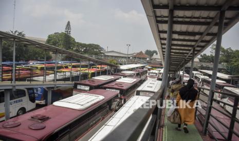 Calon penumpang berjalan menuju bus di Terminal Leuwipanjang, Bandung, Jawa Barat, Jumat (8/12/2023). Kementerian Perhubungan merevitalisasi Terminal Leuwipanjang untuk menjadi salah satu proyek percontohan modernisasi terminal di Indonesia. Proyek modernisasi terminal tersebut bertujuan untuk meningkatkan minat masyarakat untuk memanfaatkan angkutan umum, serta memberikan kenyamanan pada masyarakat.