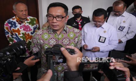 Gubernur Jawa Barat Ridwan Kamil bersama pejabat Badan Pengawas Keuangan (BPK) RI menyampaikan keterangan pers usai Exit Meeting BPK RI, di Gedung Sate, Kota Bandung, Senin (16/1/2023). Dalam acara tersebut BPK menyerahkan laporan interim hasil pemeriksaan kepatuhan atas belanja barang dan Jasa, belanja hibah, belanja modal gedung dan bangunan serta belanja modal jalan, irigasi dan jaringan tahun 2021 dan 2022 pada Pemprov Jawa Barat. BPK meminta agar semua hasil pemeriksaan segera ditindaklanjuti secepat-cepatnya oleh pihak Pemprov Jawa Barat.