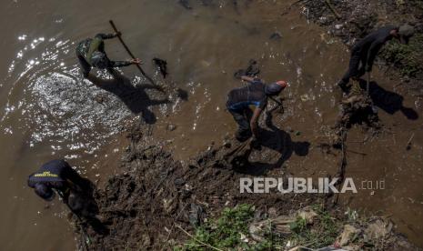 Sejumlah anggota dari berbagai komunitas membersihkan sampah di aliran sungai Citarik saat kegiatan Bebersih Sungai Citarik di Citarik Baru, Solokan Jeruk, Kabupaten Bandung, Ahad (14/3). Aksi bebersih sungai yang melibatkan sejumlah komunitas pecinta alam, karang taruna, komunitas peduli sungai Citarik dan berbagai elemen masyarakat tersebut dalam rangka menyambut peringatan Hari Air Sedunia yang jatuh pada 22 Maret mendatang. 