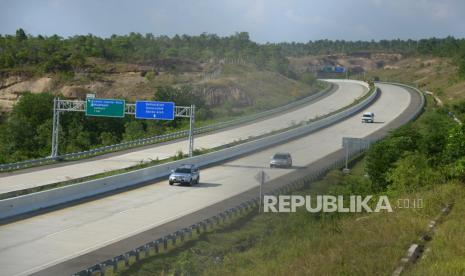 Sejumlah kendaraan melintas di Jalan Tol Seksi 5 dan 6  Blang Bintang, Aceh Besar, Aceh, Jumat (12/1/2024). 