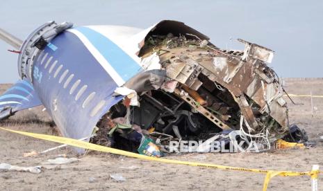 Bagian Pesawat Embraer 190 milik Azerbaijan Airlines yang jatuh di dekat Bandara Aktau, Kazakstan, Rabu (25/12/2024). Pesawat penumpang Azerbaijan Airlines Embraer ERJ-190AR yang membawa 69 penumpang terbang dari Baku ke Grozny jatuh sekitar tiga kilometer dari kota Aktau. 29 penumpang selamat dari kecelakaan tersebut dan telah dievakuasi ke rumah sakit. Informasi awal, kejadian tersebut disebabkan oleh tabrakan antara pesawat dengan sekawanan burung.