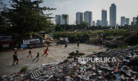 Warga bermain dengan latar belakang gedung-gedung di kawasan Menteng Pulo, Jakarta, Rabu (16/9).  Peneliti Institute for Development of Economics and Finance (Indef) Izzudin Al Farras menyarankan pemerintah lebih menggencarkan bantuan sosial (bansos) kepada masyarakat rentan miskin serta miskin sebagai antisipasi ancaman resesi ekonomi. 