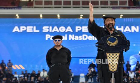 Ketua Umum Partai Nasdem Surya Paloh memberikan arahan kepada kader saat acara Apel Siaga Perubahan Partai Nasdem di Stadion Utama Gelora Bung Karno (SUGBK), Senayan, Jakarta, Ahad (16/7/2023). Apel siaga tersebut dilakukan dalam rangka konsolidasi kader sekaligus menguatkan Koalisi Perubahan untuk Persatuan (KPP) dalam menghadapi Pilpres 2024 mendatang. Acara tersebut dihadiri oleh Bakal Calon Presiden Koalisi Perubahan untuk Persatuan (KPP) Anies Baswedan dan petinggi partai koalisi lainnya yakni Ketua Umum Partai Demokrat Agus Harimurti Yudhoyono dan Presiden PKS Ahmad Syaikhu bersama jajarannya.