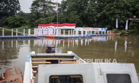 Sejumlah Pasukan Pengibar Bendera melakukan hormat bendera saat upacara peringatan Hari Sumpah Pemuda di aliran Sungai Cisadane, Karawaci, Kota Tangerang, Banten, Kamis (28/10/2021). Upacara yang digelar di tengah sungai tersebut guna memperingati 93 tahun Sumpah Pemuda dengan tema Bersatu, Bangkit dan Tumbuh. 