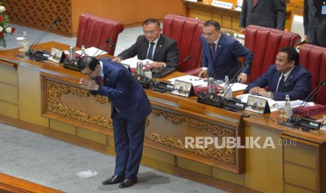 Menkumham Yasonna Laoly memberikan salam usai membacakan pandangan akhir pemerintah saat Rapat Paripurna DPR di Kompleks Parlemen Senayan, Jakarta, Selasa (6/12/2022). Rapat Paripurna DPR tersebut mengesahkan Rancangan Kitab Undang-Undang Hukum Pidana (RKUHP) menjadi Undang-Undang. Republika/Prayogi