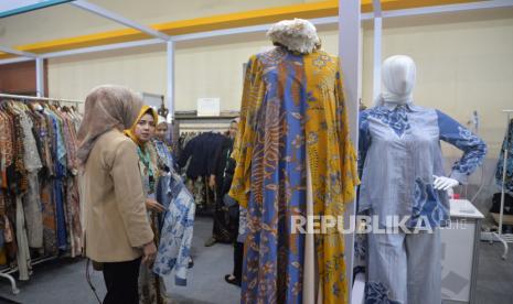 Pengunjung melihat produk yang dijual dalam acara BSI International Expo 2024 di Jakarta Convention Center (JCC), Senayan, Jakarta, Kamis (20/6/2024). BSI International Expo 2024 merupakan acara berskala International sebagai wujud komitmen untuk terus mendorong perkembangan ekosistem keuangan syariah dan gaya hidup halal. Selama gelaran ini, BSI menargetkan jumlah transaksi sebesar Rp1 triliun dan 20.000 pengunjung. Mengusung tema Connecting You to Halal Lifestyle Ecosystem, acara tersebut digelar pada 20-23 Juni 2024.