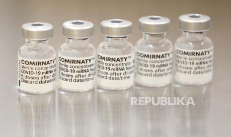  Pemandangan botol vaksin COVID-19 Pfizer-Biontech Comirnaty kosong di pusat vaksinasi massal penyakit virus corona (COVID-19) di Showgrounds di Melbourne, Victoria, Australia, 19 Juli 2021 (diterbitkan ulang 20 September 2021). Pemerintah NSW meminta anak-anak yang akan menghadiri kelas sudah divaksin. Ilustrasi.