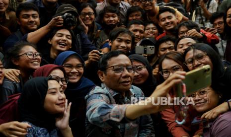 Mahfud MD berswafoto bersama jurnalis usai memberikan keterangan pers.