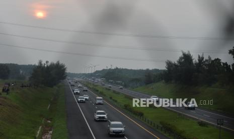 Kendaraan melintas saat diberlakukannya manajemen lalu lintas satu arah di Tol Cipali Km 78 arah Palimanan, Jawa Barat, Selasa (18/4/2023). Astra Tol Cipali mencatat arus lalu lintas di Jalan Tol Cipali pada Ahad (30/4/2023) ramai lancar.