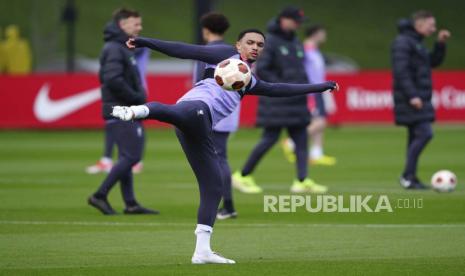 Skuad Liverpool berlatih jelang laga melawan Atalanta, Jumat (19/4/2024). 