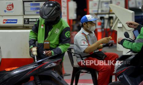 Konsumen mengisi BBM jenis pertalite di SPBU Kawasan MT Haryono, Jakarta.Bantalan sosial yang diluncurkan pemerintah bertujuan untuk memastikan daya beli masyarakat lapisan bawah tidak terpengaruh oleh penyesuaian harga bahan bakar minyak (BBM). Program tersebut memiliki makna strategis untuk menghadirkan keadilan di tengah-tengah masyarakat.