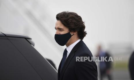 Perdana Menteri Kanada Justin Trudeau tiba menjelang pertemuan G7 di bandara Cornwall di Newquay, Cornwall, Inggris, Kamis, 10 Juni 2021. Para pemimpin dan tamu G7 akan bertemu di resor Cornish di Carbis Bay mulai Jumat, 11 Juni 2021.