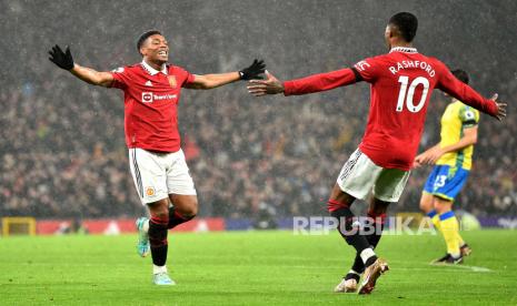  Anthony Martial (Kiri) dari Manchester United merayakan dengan rekan setimnya Marcus Rashford setelah mencetak gol 2-0 selama pertandingan sepak bola Liga Premier Inggris antara Manchester United dan Nottingham Forest di Manchester, Inggris, Rabu (28/12/2022) dini hari WIB.