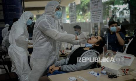 Calon penumpang kereta api melakukan tes cepat antigen Covid-19 di Stasiun Gambir, Jakarta, Selasa (22/12). Ribuan calon penumpang mengikuti tes cepat antigen Covid-19 sebagai syarat untuk melakukan perjalanan jarak jauh menggunakan kereta api selama libur Natal dan Tahun Baru yang diberlakukan mulai 22 Desember hingga 8 Januari 2021.