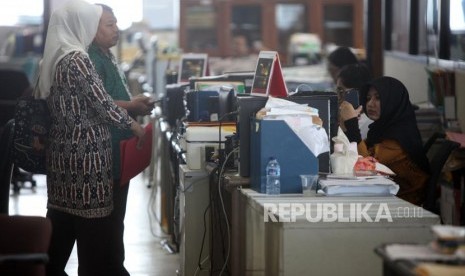 Sejumlah Pegawai Negeri Sipil (PNS) Pemprov DKI Jakarta melakukan aktivitas di gedung Balaikota, Jakarta, Kamis (21/6).