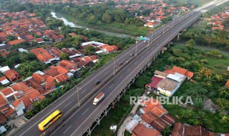 Foto udara kendaraan melintas di jalan tol Pejagan-Pemalang, Tegal, Jawa Tengah, Ahad (1/5/2022). Pada H-1 Lebaran menurunnya volume kendaraan lajur jalan tol Pejagan-Pemalang kembali normal dengan tidak memberlakukan one way. 