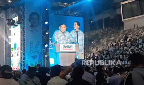 Pasangan capres-cawapres nomor urut 2, Prabowo-Gibran saat berpidato untuk mendeklarasikan kemenangan mereka berdasarkan hasil quick count di Istora Senayan, Kompleks GBK, Jakarta Pusat, Rabu (14/2/2024).