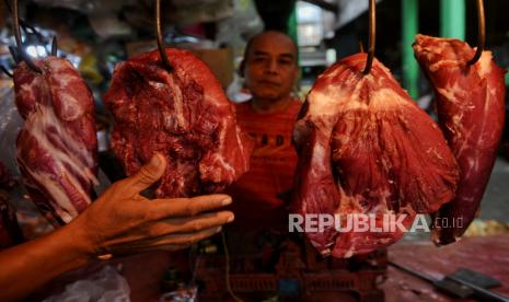 (ILLUSTRATION) Beef traders serve shoppers.