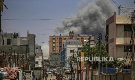 Asap mengepul menyusul serangan udara selama operasi militer Israel di kamp pengungsi Al Nusairat di Jalur Gaza tengah, 8 Juni 2024. Belasan anak-anak syahid dalam pengeboman itu.