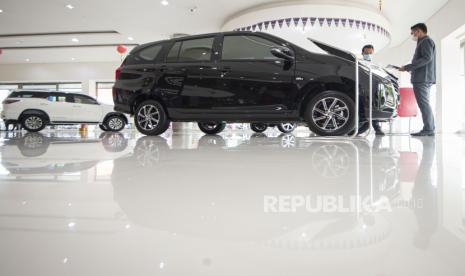 Karyawan menjelaskan salah satu produk mobil kepada calon pembeli di salah satu dealer di Jakarta, Senin (15/2/2021). Pemerintah memberikan keringanan pajak penjualan atas barang mewah (PPnBM) mobil baru ketegori 4x2 atau sedan dengan mesin sampai dengan 1.500 cc mulai Maret 2021 dengan tiga tahap untuk meningkatkan pertumbuhan industri otomotif dengan 