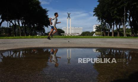 Warga berolahraga di Taman Lapangan Banteng, Jakarta, Ahad (14/3/2021). Pemprov DKI Jakarta mulai Sabtu (13/3/2021) kembali membuka 24 taman kota, Taman Margasatwa Ragunan, serta tiga hutan kota dengan penerapan protokol kesehatan ketat di masa Pemberlakuan Pembatasan Kegiatan Masyarakat (PPKM). 