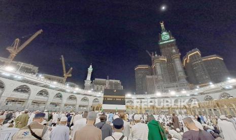 Umat Islam menghadap ka bah jelang shalat Subuh di Masjidil Haram, Mekah, Arab Saudi, Jumat (7/7/2023). Masjidil Haram masih dipadati jamaah yang melaksanakan tawaf dan ibadah lainnya usai pelaksanaan puncak ibadah haji. 