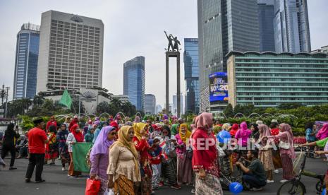 Sejumlah perempuan mengikuti parade kebaya dalam kampanye Gerakan Kebaya Goes to UNESCO saat hari bebas berkendaraan bermotor atau Car Free Day, di kawasan Bundaran Hotel Indonesia, Jakarta, Ahad (6/11/2022). Kegiatan tersebut digelar untuk mendukung kebaya agar bisa diajukan sebagai Warisan Budaya Tak Benda (Intangible Cultural Heritage) ke UNESCO. 