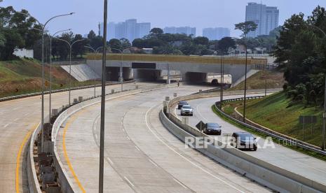 Kendaraan melintas di samping ruas tol Serpong - Balaraja (Serbaraja)  yang pembangunannya masih berjalan di Serpong, Tangerang Selatan, Banten. Proyek  ini masih menimbulkan sengketa klaim pemilikan lahan  (ilustrasi) 