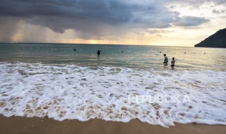 Sejumlah wisatawan berendam di Pantai Lampuuk di Kabupaten Aceh Besar, Provinsi Aceh, Kamis (2/3/2023). 