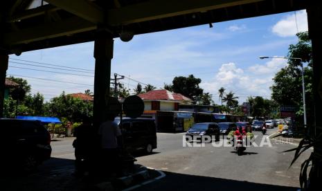 Bantul Raup Rp 464 Juta dari Uji Coba Pembukaan Destinasi. Kendaraan antre di pos retribusi gerbang masuk Pantai Parangtritis, Yogyakarta, Rabu (20/10). Pantai di Kabupaten Bantul mulai dibuka kembali seiring turun status PPKM menjadi level 2. Selain wajib menggunakan masker, pengunjung yang masuk diukur suhu tubuhnya diboos retribusi.