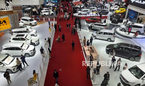  Pengunjung melihat dan menelusuri mobil selama Indonesia International Motorshow di Jakarta, 04 April 2022. Industri otomotif merupakan salah satu industri manufaktur yang membutuhkan semikonduktor sebagai komponennya.