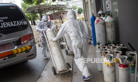 Sejumlah tenaga kesehatan mendorong tabung oksigen di Rumah Sakit Darurat COVID-19 (RSDC) Wisma Atlet, Kemayoran, Jakarta, Selasa (17/8). Dinas Kesehatan (Dinkes) Provinsi DKI Jakarta mengungkapkan tiga faktor utama penyebab angka kematian akibat COVID-19 di Ibu Kota rendah yakni 10 orang pada Kamis (2/9). 