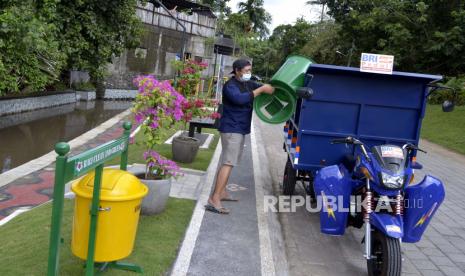 Kendaraan pengangkut sampah (ilustrasi).