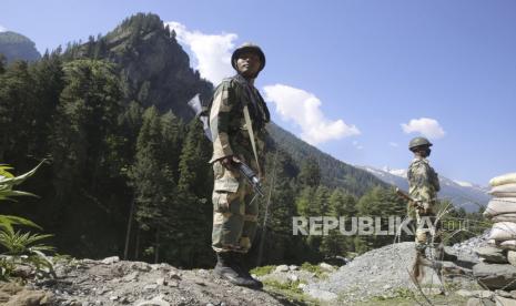 Sejumlah prajurit paramiliter India berjaga pada pos pemeriksaan di sepanjang jalan raya menuju Ladakh, di Gagangeer, India, Rabu (17/6). Menurut laporan, sebanyak dua puluh Personel Angkatan Darat India termasuk seorang kolonel tewas dalam bentrokan dengan pasukan Cina di Lembah Galwan di wilayah Ladakh timur karena pertempuran perbatasan