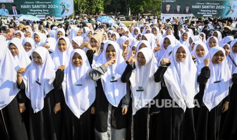 Sejumlah santri menyanyikan Mars Santri saat mengikuti upacara memperingati Hari Santri Nasional di Lapangan Maulana Yudha Negara, Tigaraksa, Kabupaten Tangerang, Banten, Selasa (22/10/2024). 